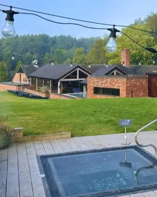 🫧🌟 Misty mornings, toasty saunas, bubbly spa pools, an autumn evening under the stars, cosy hot drinks and so much more to snuggle up for the season on your next spa escape...