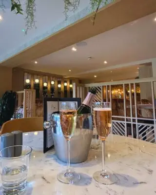 Your Friday at the Oak House could look a little like this... 🥂🍾