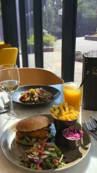 They say sharing is caring… but not when the food looks this good! 🤩🤣⁠
⁠
Plan your next date night at the Oak House, there's no judgement in not sharing 👀